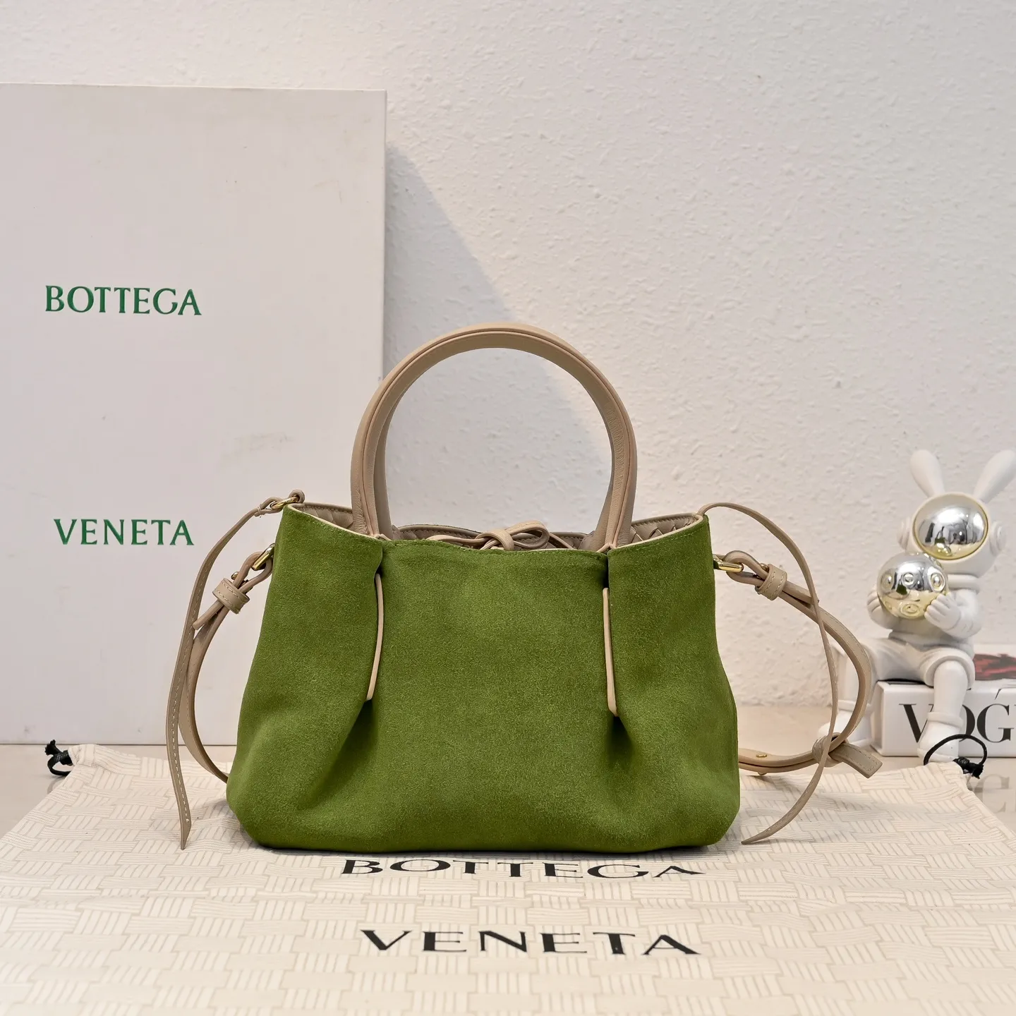 Batch 1760 BOTTEGA VENETA 2025 new product pinacoteca has super soft leather, and the weaving function, practicality and relaxed fashion sense have not fallen behind❤️‍🔥Amway has given sisters a must-have bag when going out. The size of the bag also accurately meets the commuting needs of urban beauties. It can accommodate mobile phones, keys, lipstick, powder, sunscreen, shopping bags...all of it! ! ! 🔥The capacity should not be underestimated~ It does not choose people, clothes, or occasions. With its majestic curved outline, exquisite woven texture, delicate edges and rounded handles, this woven vegetable basket bag truly achieves the goal of "dressing up and being fashionable without getting in the way"~ Are you interested in Jimei? Style number: 9004 Size: 24*15*12cm